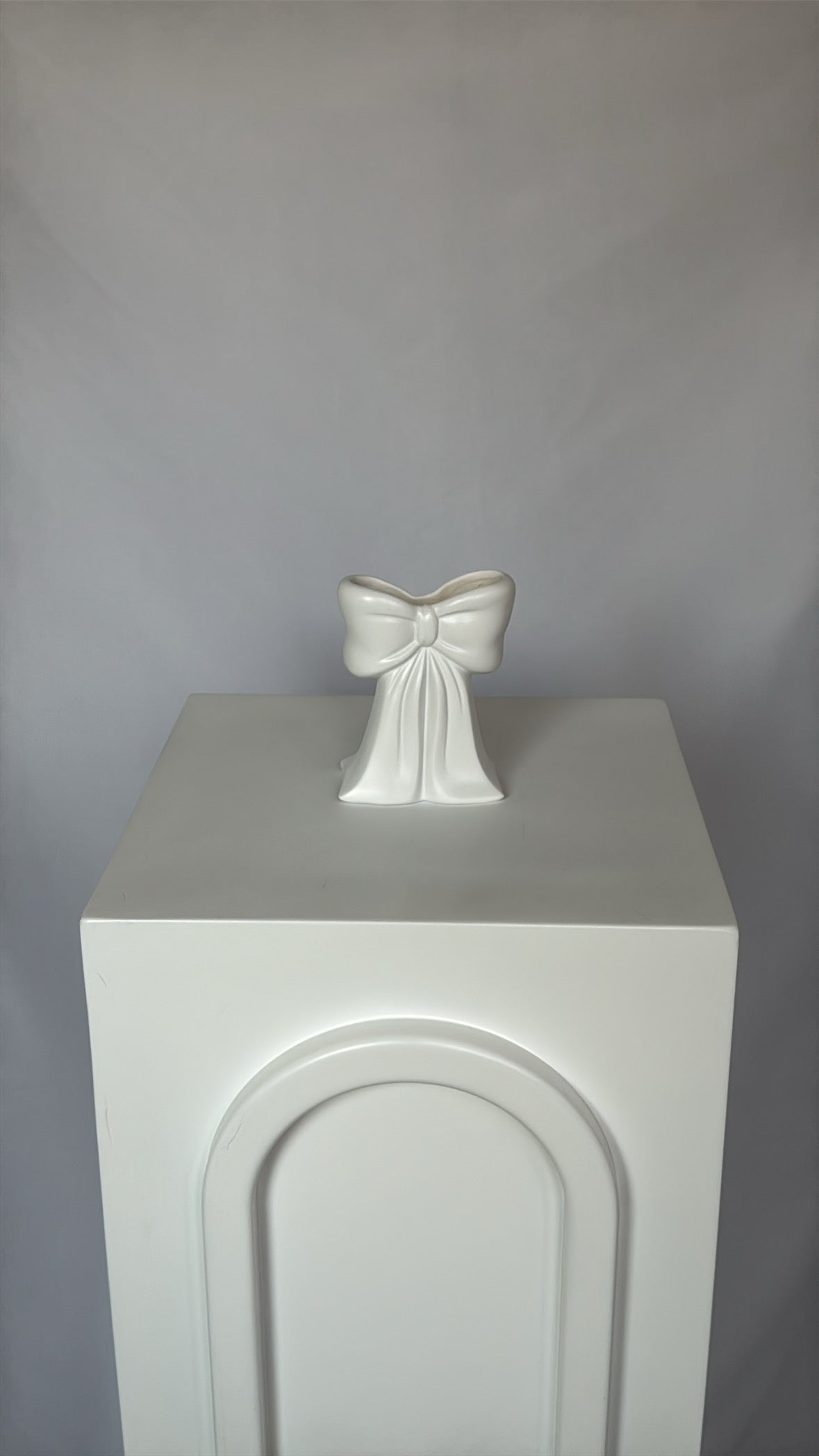 white bow vase