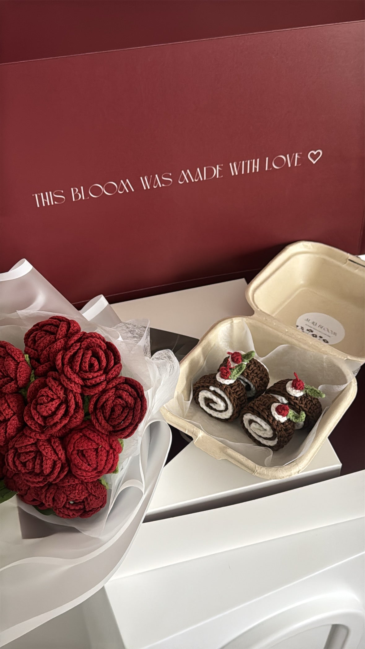 red roses and mini cake’s box ♡