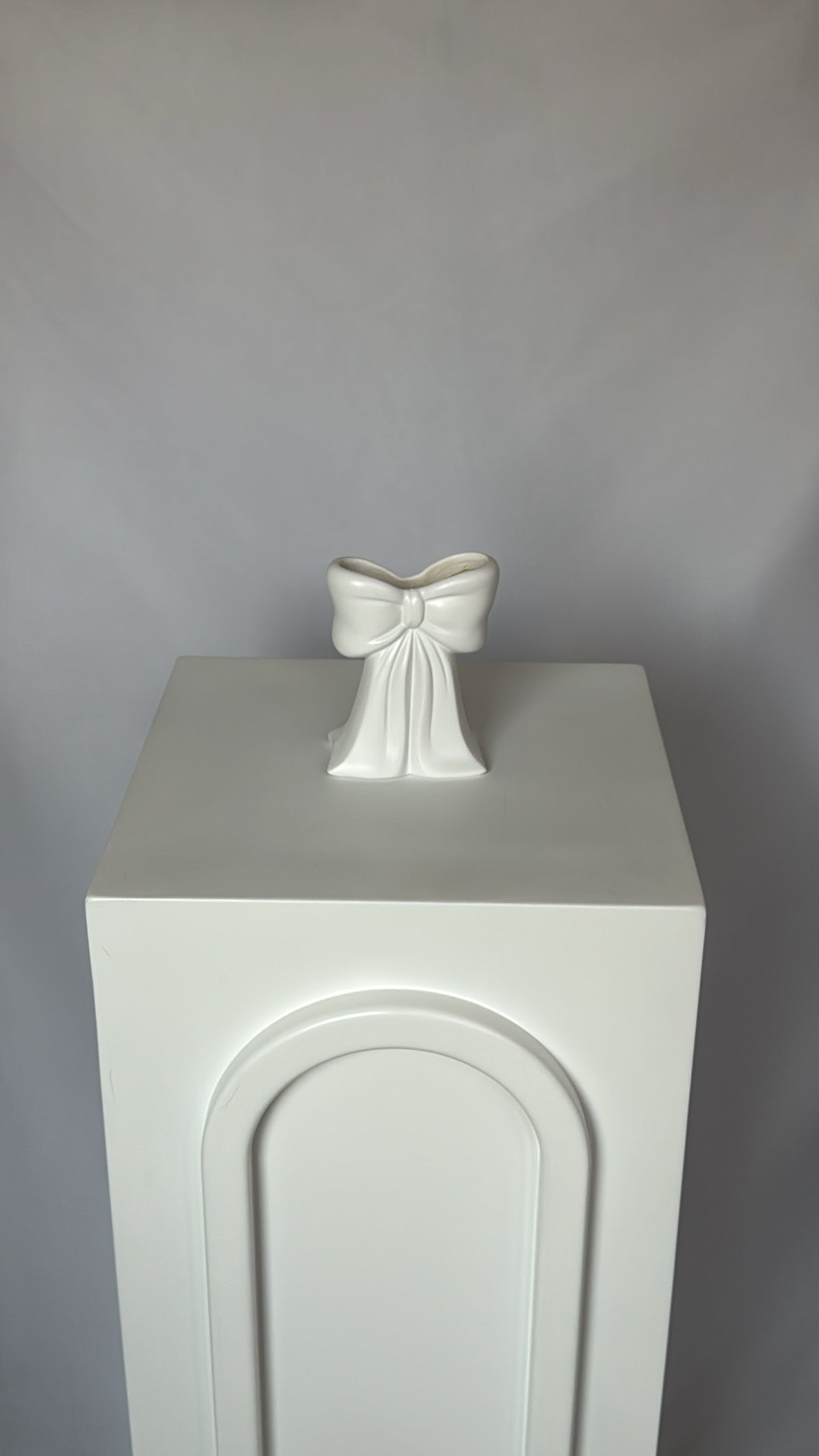 white bow vase
