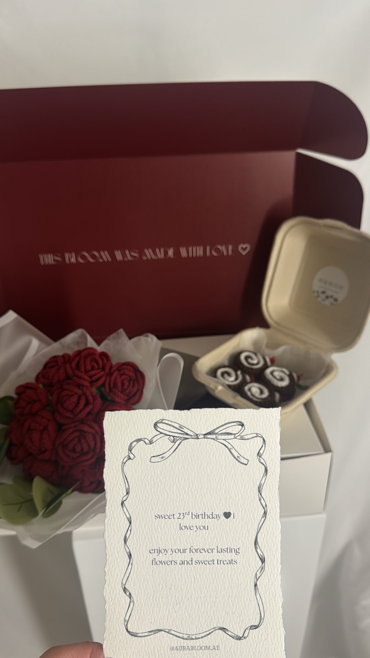 red roses and mini cake’s box ♡