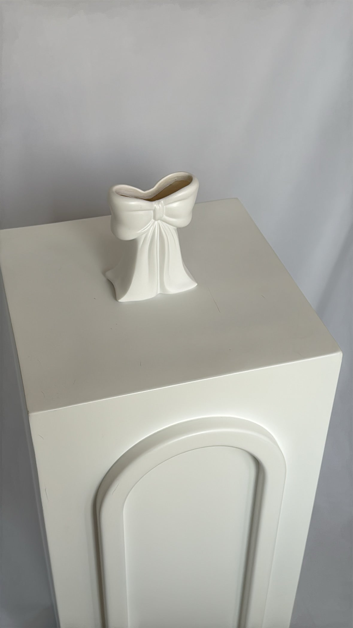 white bow vase
